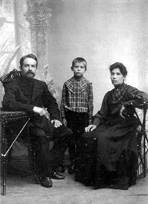 Г. Епифанов и его родители (ок. 1910 г.)